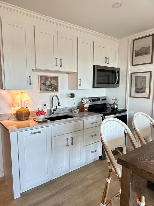 Oceanview w/3-Min Walk Beach| King Bed + Pool Bar