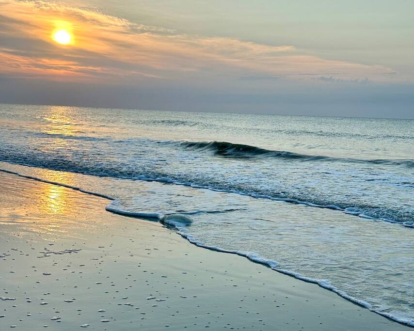 Sunrise Strolls, Champagne on the Balcony, and late-night talks under Starry Skies—it’s all waiting for you at “Sea La Vie”.. Guest Favorite & Top 10% of Homes.

Enjoy a thoughtfully designed coastal retreat—elegant, cozy, and made for memories. 