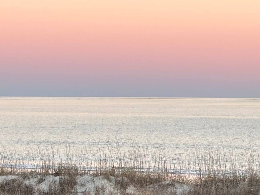 Sunrise Strolls, Champagne on the Balcony, and late-night talks under Starry Skies—it’s all waiting for you at “Sea La Vie”.. Guest Favorite & Top 10% of Homes.

Enjoy a thoughtfully designed coastal retreat—elegant, cozy, and made for memories. 