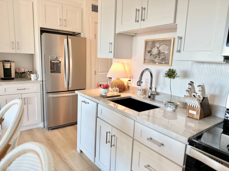Oceanview w/3-Min Walk Beach| King Bed + Pool Bar