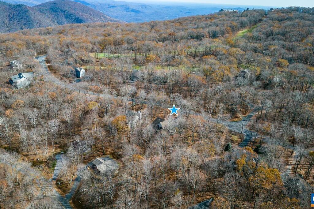 Conveniently located in the Shomokin Springs neighborhood of Wintergreen with nearby pool and multiple trail heads and overlooks