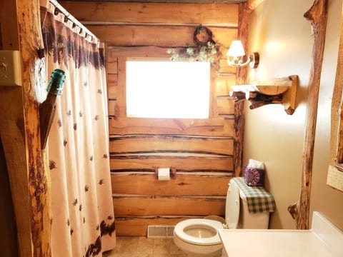 Primary bathroom includes a bath/shower combination. Towels and toilet paper provided. Please bring your own lake towels and personal toiletries (toothpaste, shampoo, conditioner).
