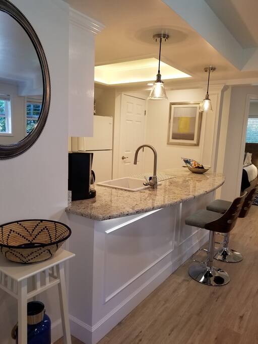 Arbor Suite Apartment - Washer/Dryer, Desk, A/C!