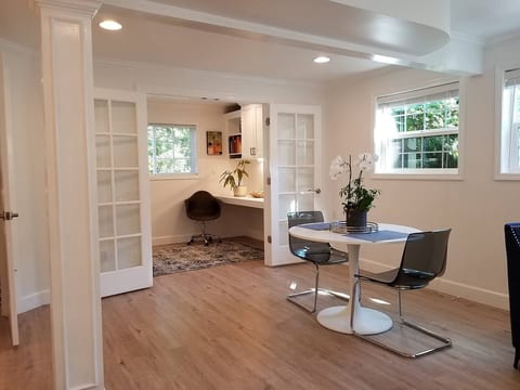 Arbor Suite Apt - Washer/Dryer, Free Parking, Desk