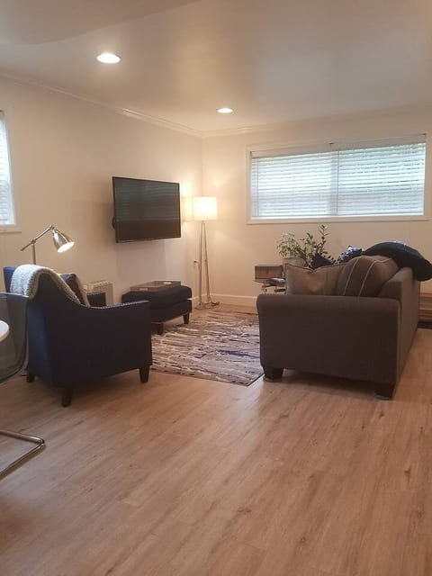 Arbor Suite Apt - Washer/Dryer, Free Parking, Desk