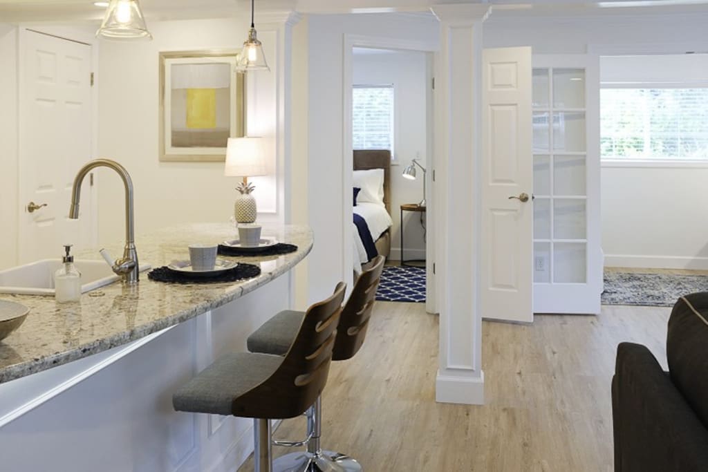Arbor Suite Apartment - Washer/Dryer, Desk, A/C!