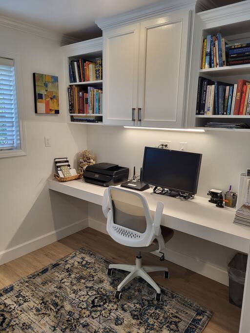 Arbor Suite Apartment - Washer/Dryer, Desk, A/C!