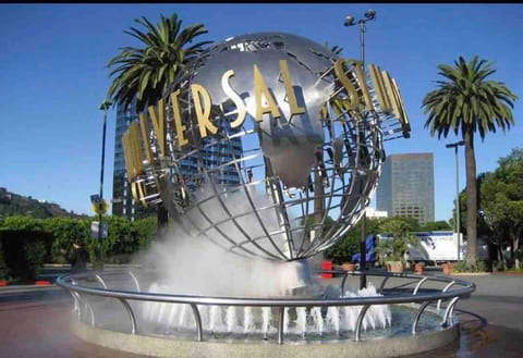5 min WALK to Universal | Steam Room | Luxe