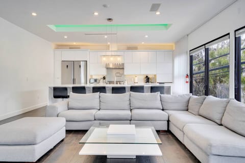 5 min WALK to Universal | Steam Room | Luxe