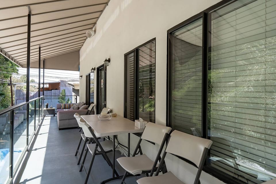 5 min walk  universal  | 2-BR with Balcony - Los Angeles