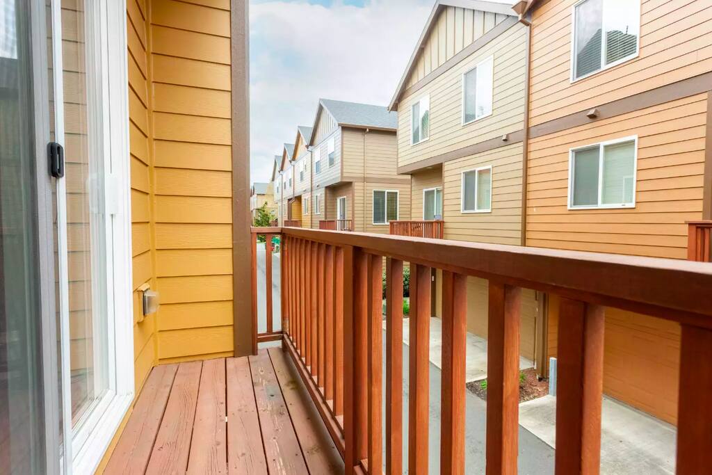 Cozy Townhouse in Beaverton - Near Downtown, Family-Friendly!