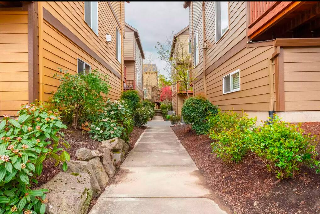 Cozy Townhouse in Beaverton - Near Downtown, Family-Friendly!