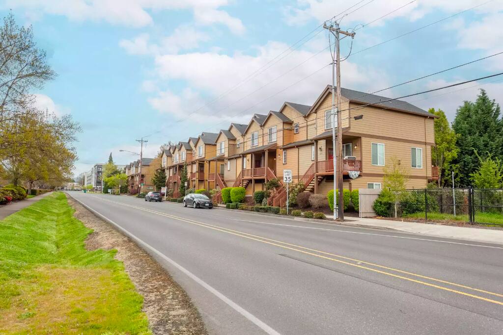 Cozy Townhouse in Beaverton - Near Downtown, Family-Friendly!