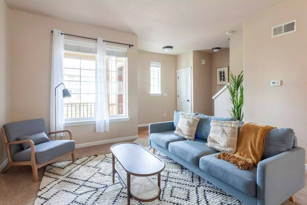 Cozy Townhouse in Beaverton - Near Downtown, Family-Friendly!