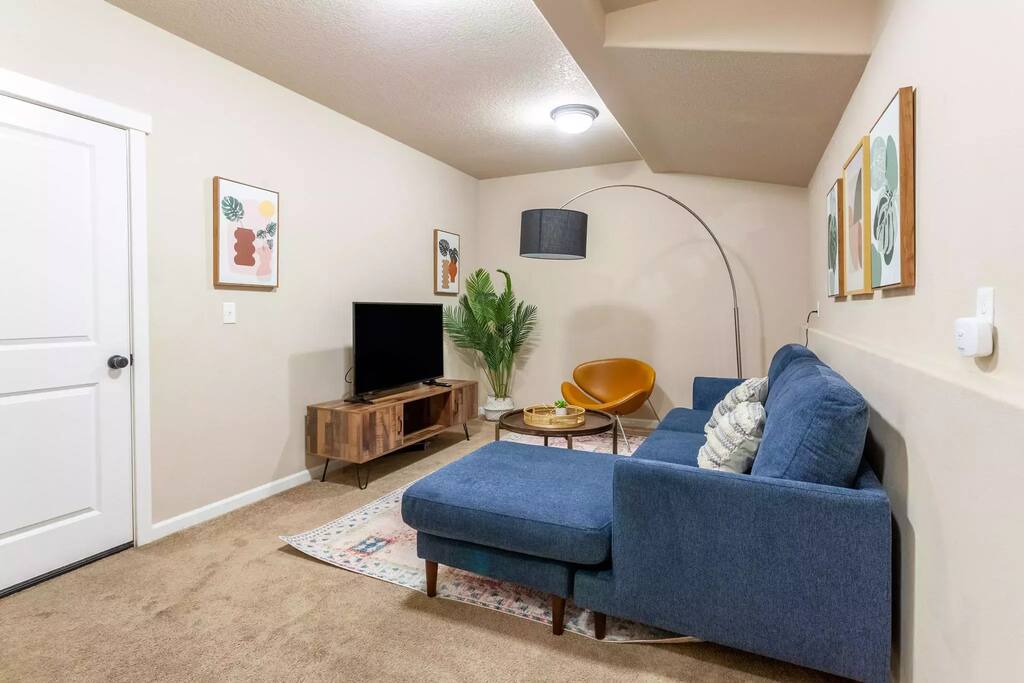 Cozy Townhouse in Beaverton - Near Downtown, Family-Friendly!