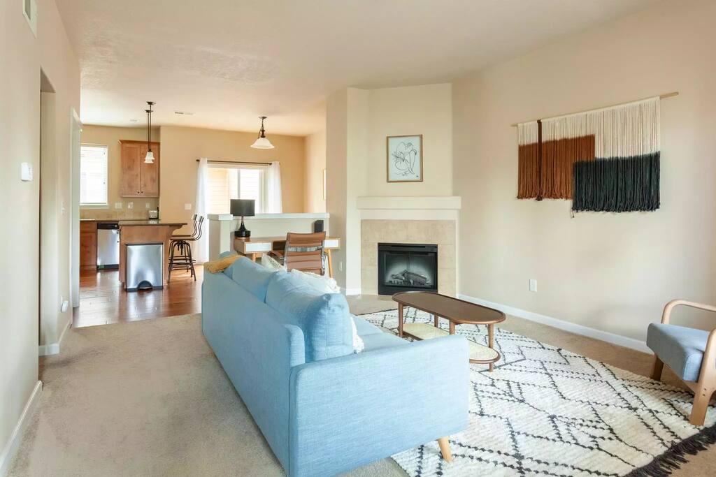 Cozy Townhouse in Beaverton - Near Downtown, Family-Friendly!