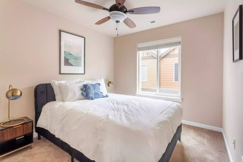 Cozy Townhouse in Beaverton - Near Downtown, Family-Friendly!