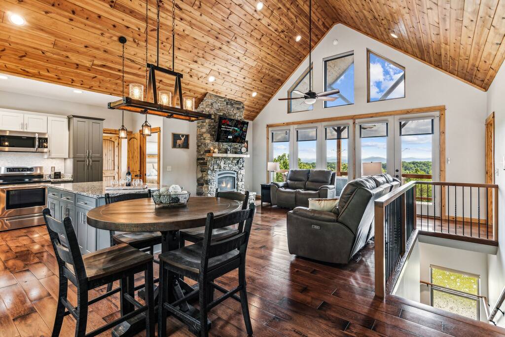 Highland Overlook- Enjoy the Mountains & Lake!