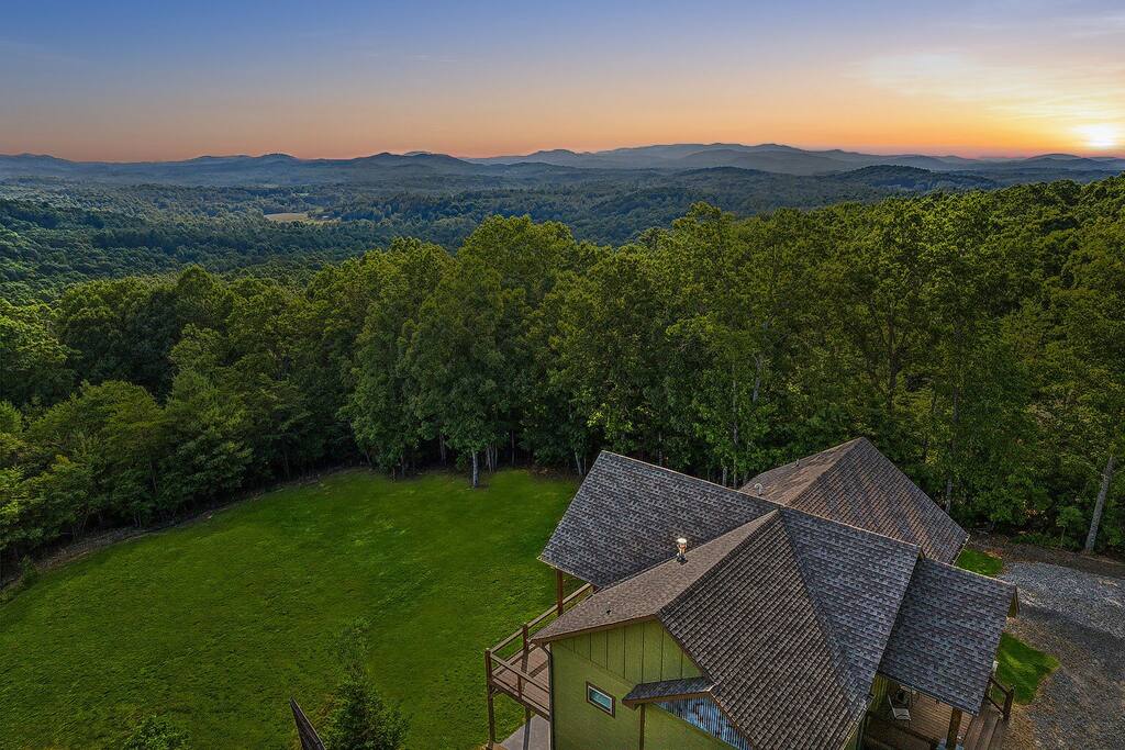 Highland Overlook- Enjoy the Mountains & Lake!