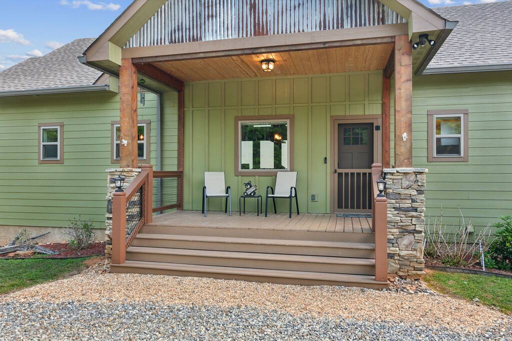 Highland Overlook- Enjoy the Mountains & Lake!