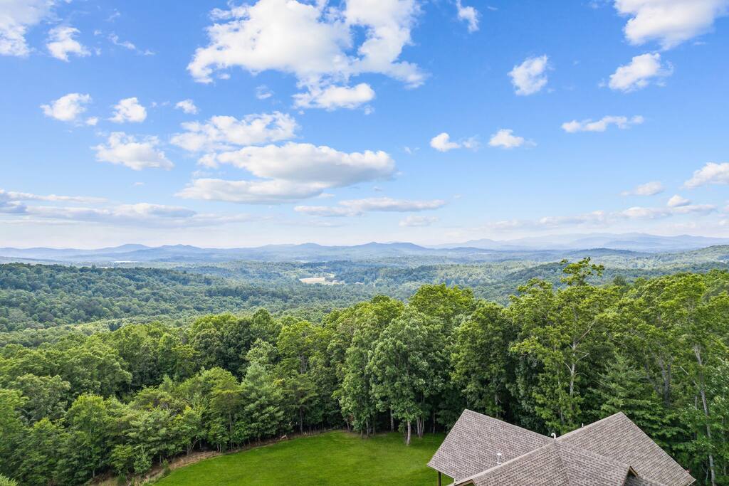 Highland Overlook- Enjoy the Mountains & Lake!