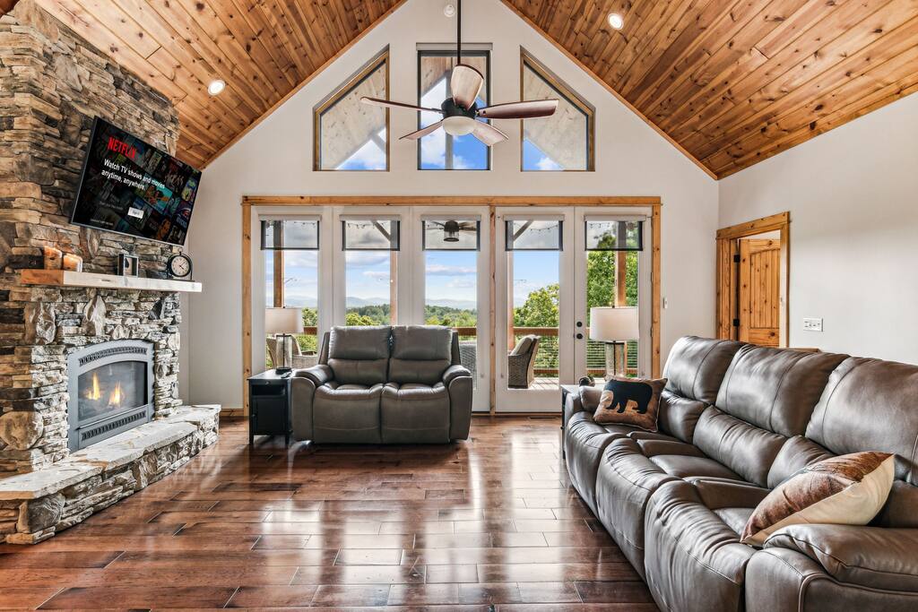 Highland Overlook- Enjoy the Mountains & Lake!