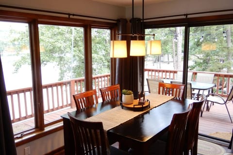 270 degree Lake Front Townhouse, hot tub, kayaks