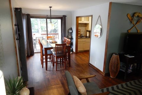 270 degree Lake Front Townhouse, hot tub, kayaks