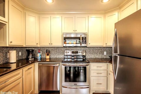 270 degree Lake Front Townhouse, hot tub, kayaks
