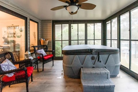 New updated hot tub, lake front looking over Water / Marina
