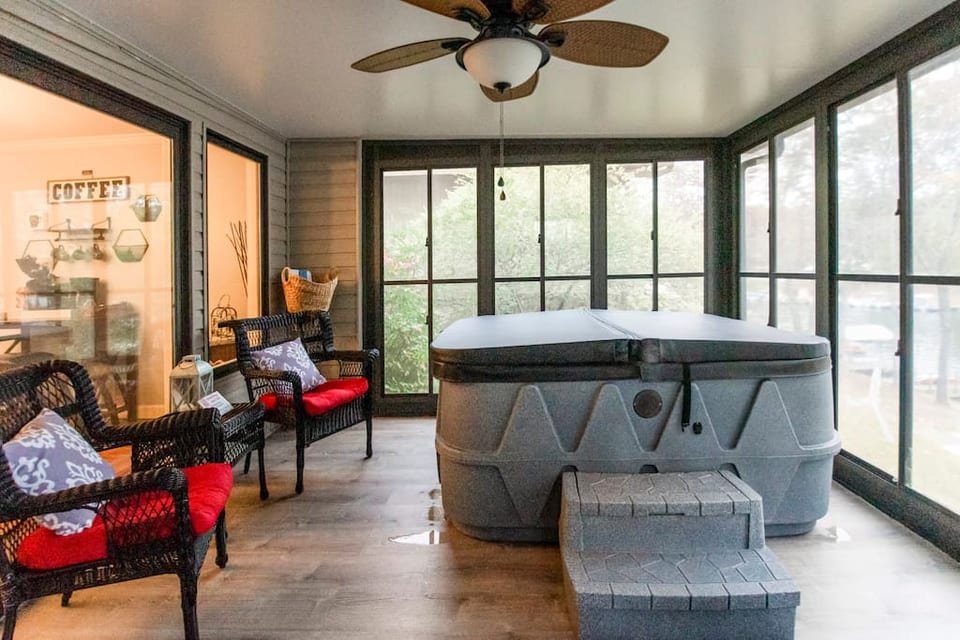 New updated hot tub, lake front looking over Water / Marina
