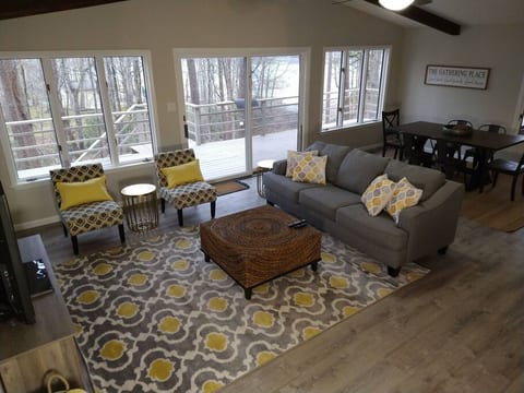 The Cove, lakefront home, hot tub, kayaks, pets