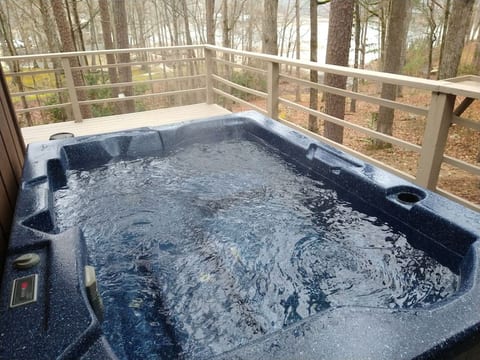 The Cove, lakefront home, hot tub, kayaks, pets