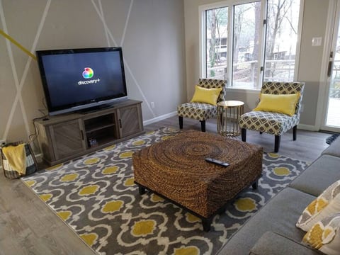 The Cove, lakefront home, hot tub, kayaks, pets