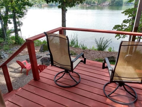 Lake front room, kayaks, dock, King / prvt hot tub
