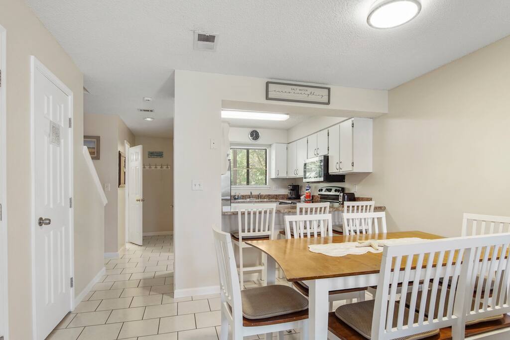 Portside Resort Gem minutes away from the beach!