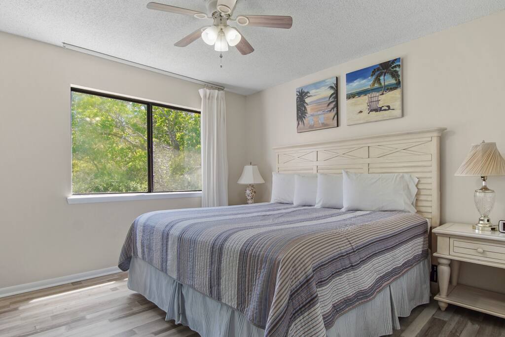 Portside Resort Gem minutes away from the beach!