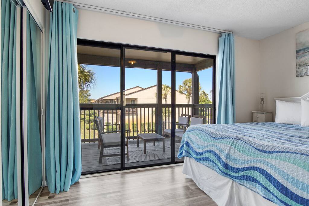 Portside Resort Gem minutes away from the beach!