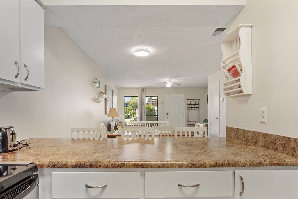 Portside Resort Gem minutes away from the beach!