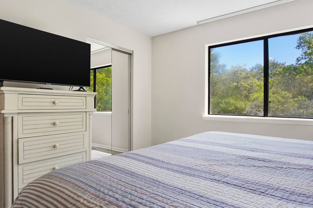 Portside Resort Gem minutes away from the beach!