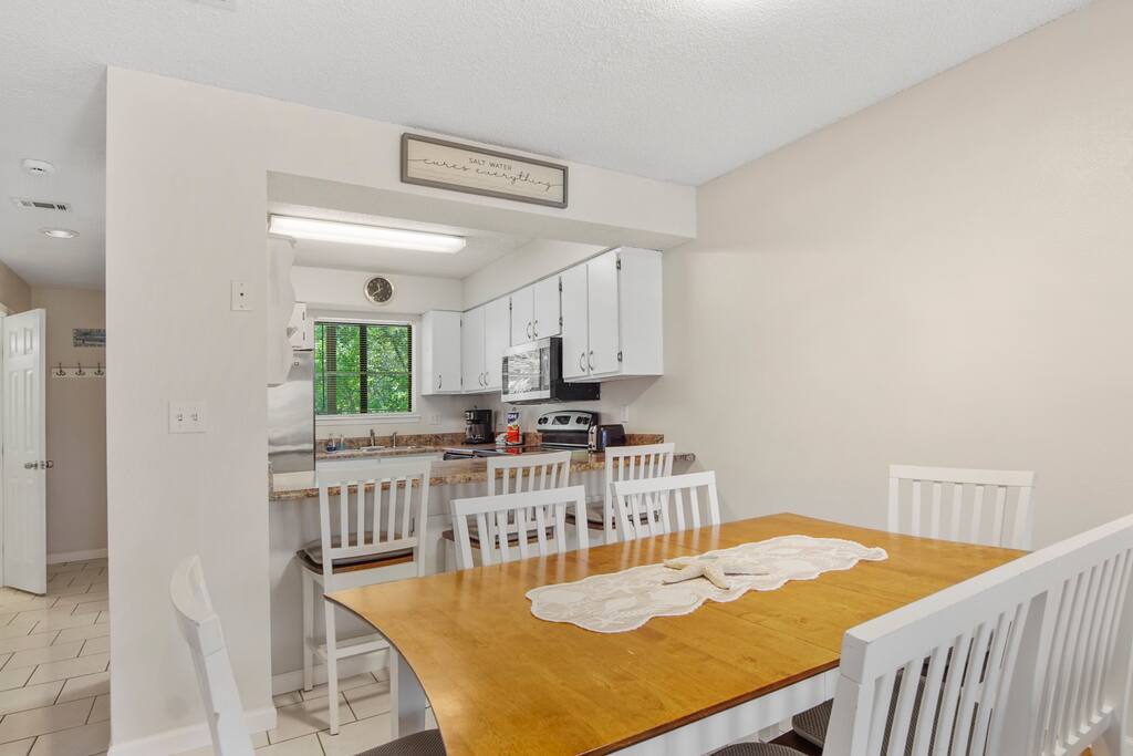 Portside Resort Gem minutes away from the beach!