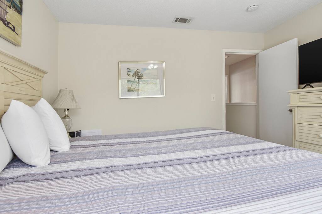 Portside Resort Gem minutes away from the beach!