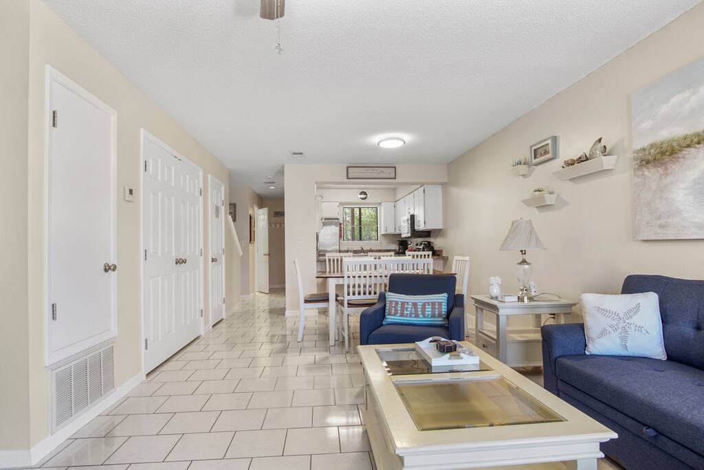 Portside Resort Gem minutes away from the beach!