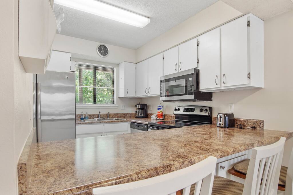 Portside Resort Gem minutes away from the beach!
