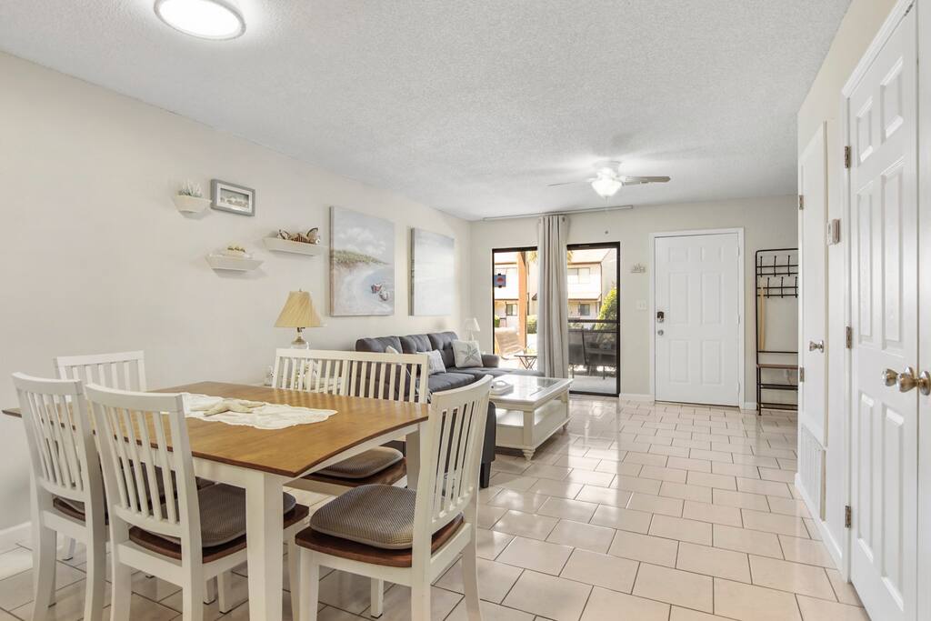 Portside Resort Gem minutes away from the beach!