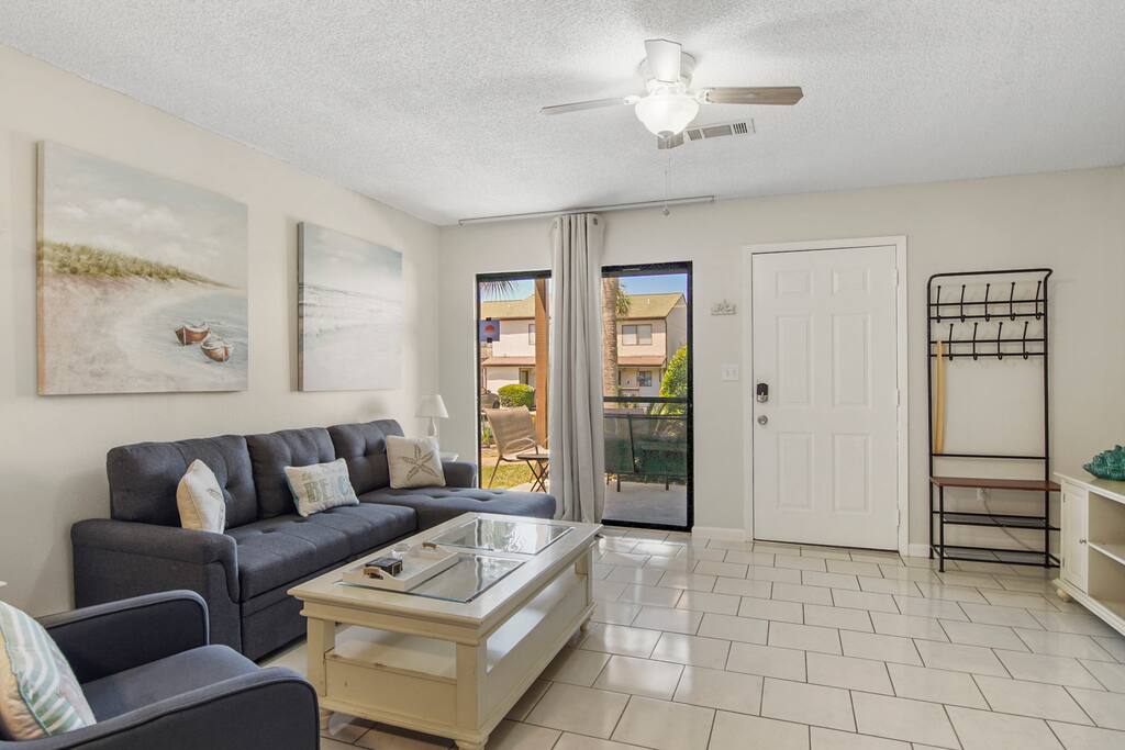 Portside Resort Gem minutes away from the beach!