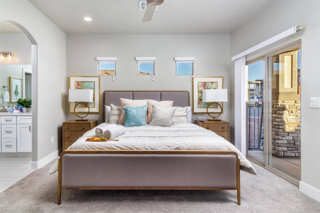 hurricane-ut:-sleeps-19-private-hot-tub-resort/