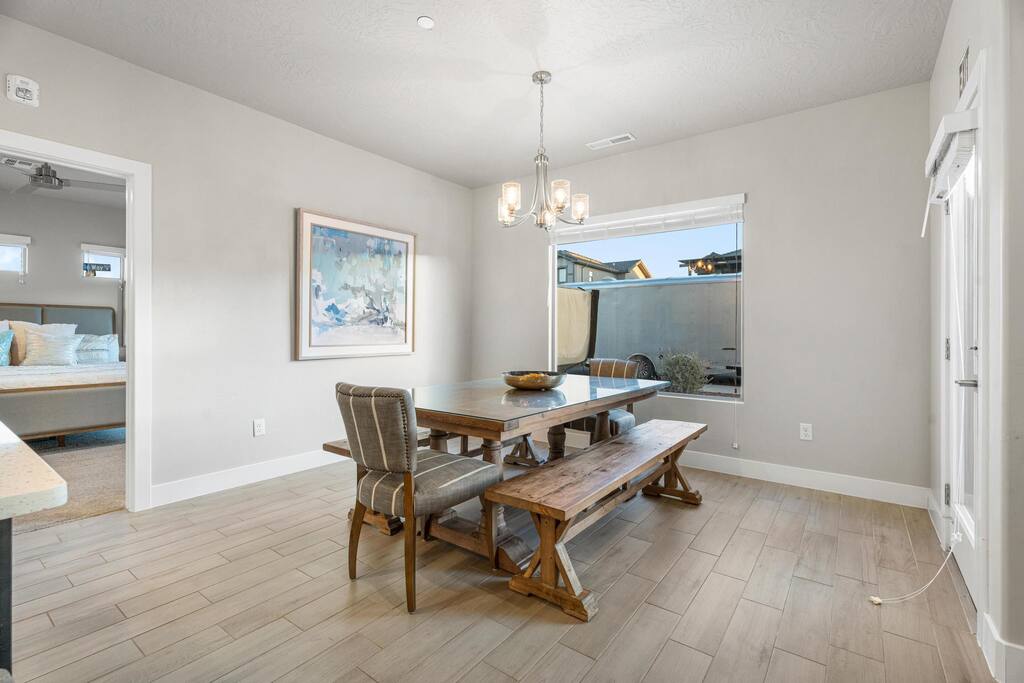 hurricane-ut:-sleeps-19-private-hot-tub-resort/