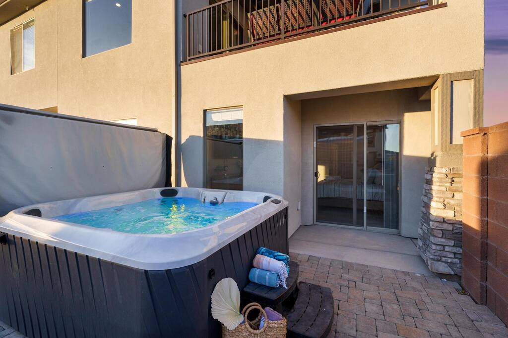 hurricane-ut:-sleeps-19-private-hot-tub-resort/