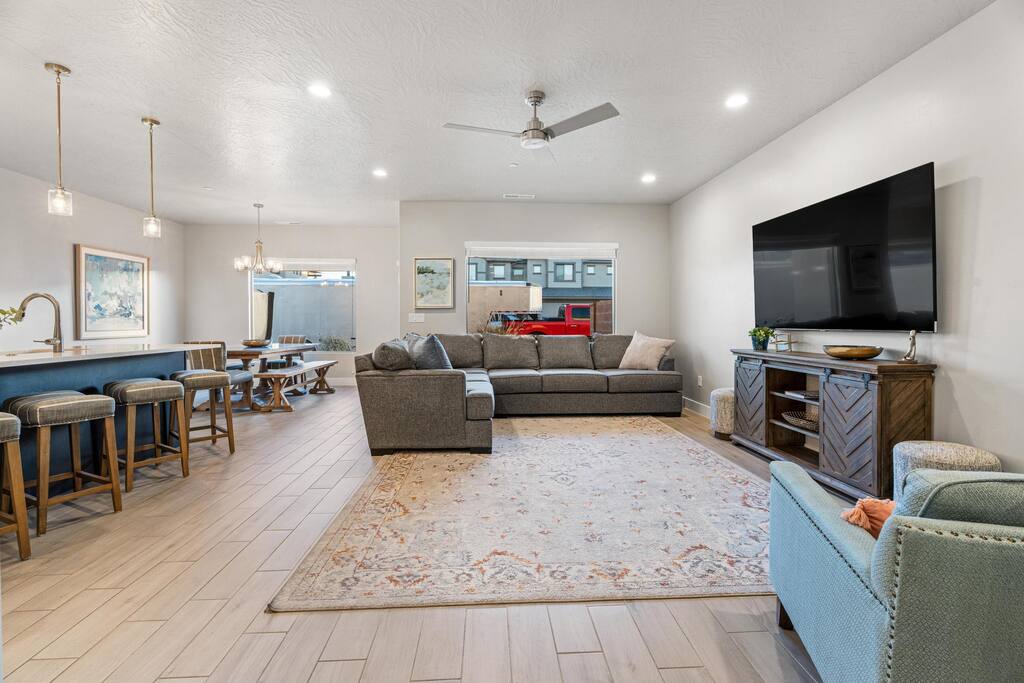 hurricane-ut:-sleeps-19-private-hot-tub-resort/